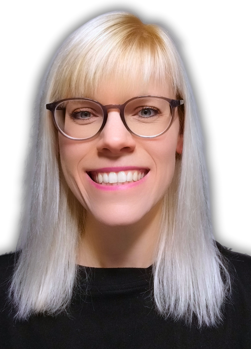 Katzenverhaltensberaterin & Tierpsychologin Eve Blonde Frau mit Brille und Lächeln, trägt ein schwarzes Oberteil.